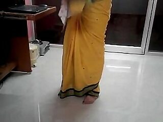 Desi tamil Vocalized be useful to aunty unveiling navel at hand saree with audio